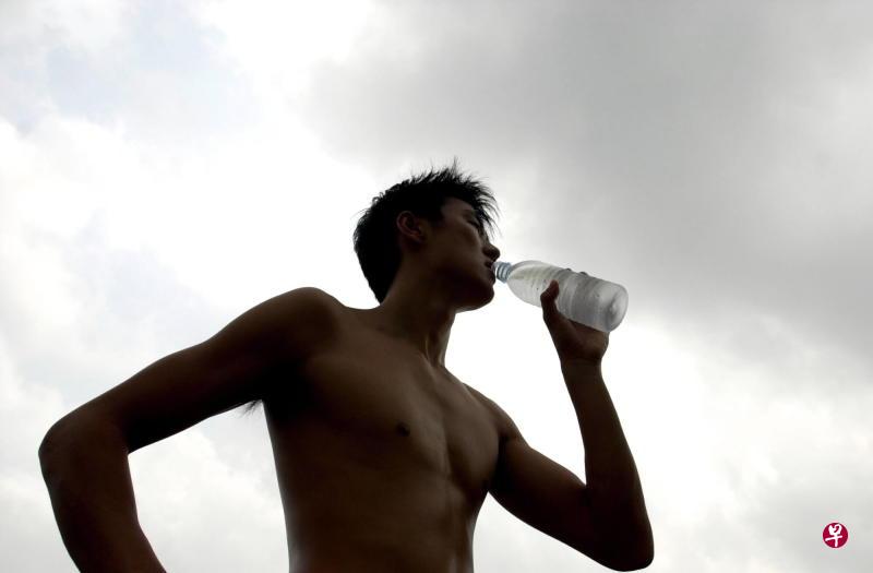 运动时要记得多喝水。(档案照) 运动时要记得多喝水。(档案照)