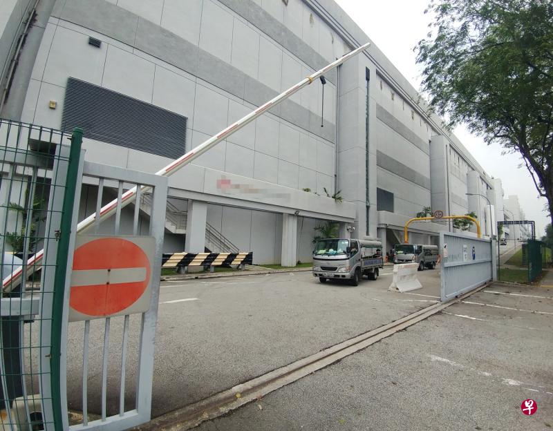 这起工业意外发生在兀兰工业D区2街半导体公司“格芯”的载货与卸货处。(档案照) 这起工业意外发生在兀兰工业D区2街半导体公司“格芯”的载货与卸货处。(档案照)