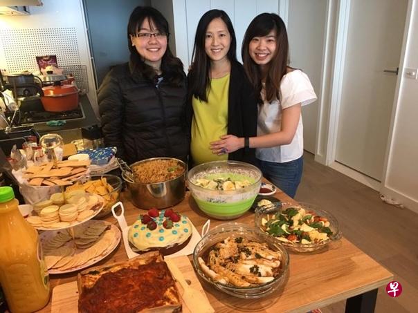 余佩璇(左一)曾在朋友的准妈妈派对上,烹调多道新加坡美食。(受访者提供) 余佩璇(左一)曾在朋友的准妈妈派对上,烹调多道新加坡美食。(受访者提供)
