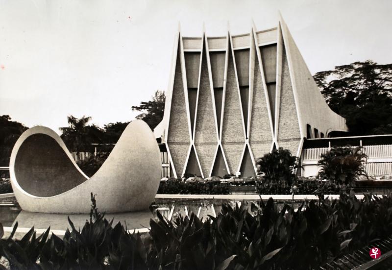 由五个菱形组成的剧场外观配上喷水池,曾经是两代新加坡人的文化地标。 由五个菱形组成的剧场外观配上喷水池,曾经是两代新加坡人的文化地标。