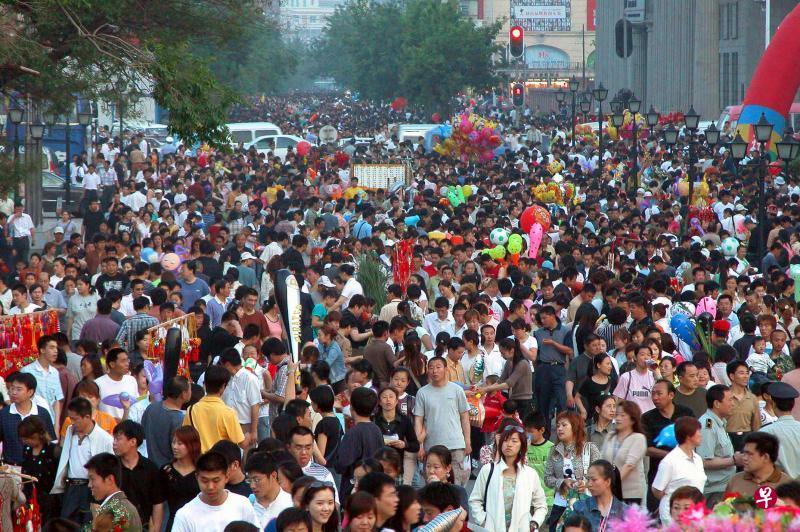 通往哈尔滨松花江畔的各条街道都接踵擦肩,人流如潮,喜迎端午节的到来。 通往哈尔滨松花江畔的各条街道都接踵擦肩,人流如潮,喜迎端午节的到来。