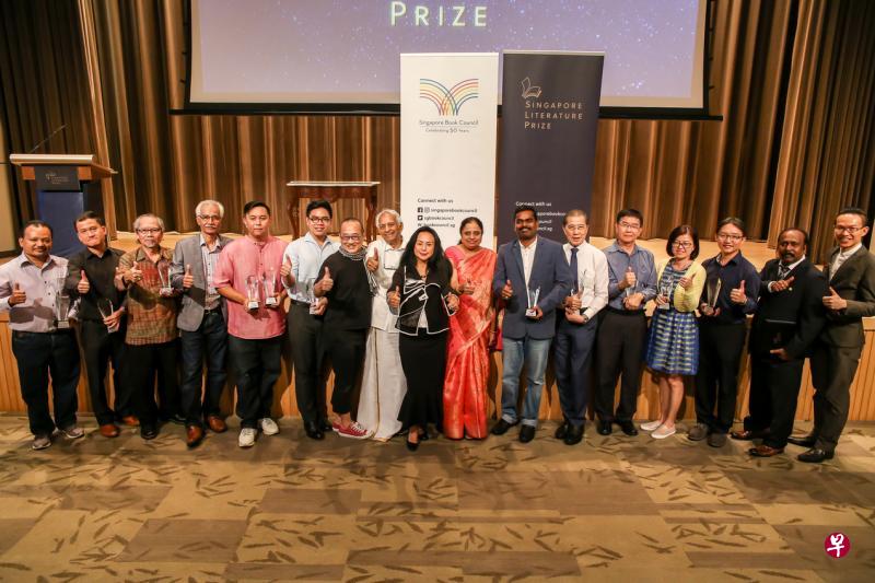 新加坡文学奖各组得奖者与新加坡书籍理事会主席张齐娥(左九)合照。(新加坡书籍理事会照片) 新加坡文学奖各组得奖者与新加坡书籍理事会主席张齐娥(左九)合照。(新加坡书籍理事会照片)