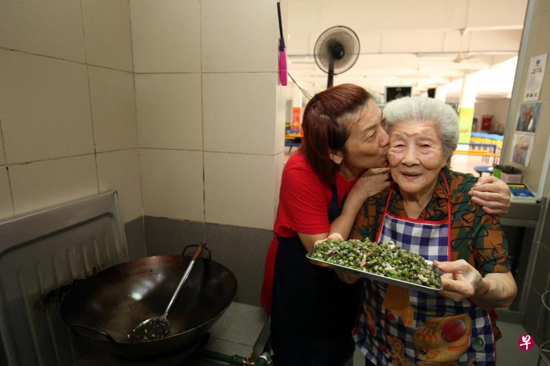 郭玉英(右)在花菲卫理学校的食堂当了45年小贩,同学校师生有深厚的感情。尽管年迈,她每天还是与三女儿魏明当(左)一起经营档口。(邝启聪摄) 郭玉英(右)在花菲卫理学校的食堂当了45年小贩,同学校师生有深厚的感情。尽管年迈,她每天还是与三女儿魏明当(左)一起经营档口。(邝启聪摄)