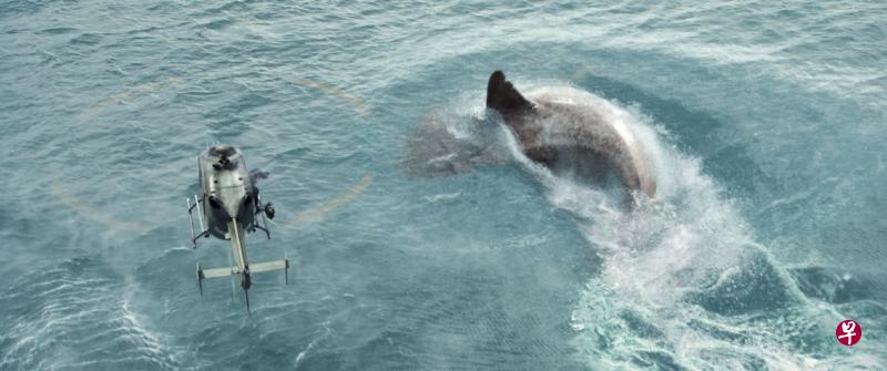 电影中的“巨齿鲨”身长约25英尺,巨大的身躯能轻易将船只撞成两半。 电影中的“巨齿鲨”身长约25英尺,巨大的身躯能轻易将船只撞成两半。