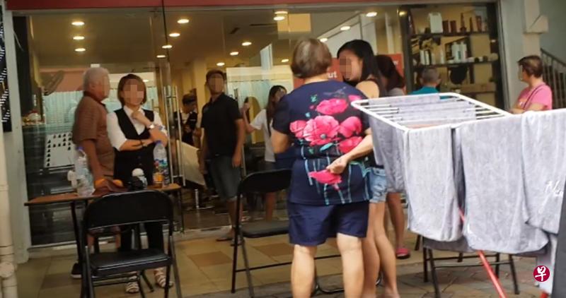 纠纷发生后,阿嬷的家人到场与发廊人员理论。(取自面簿) 纠纷发生后,阿嬷的家人到场与发廊人员理论。(取自面簿)