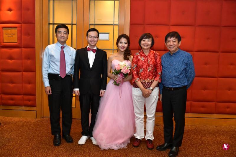 席潘正祥和杨淑雅婚礼的包括国防出部高级政务部长王志豪(左一)、议员李美花(右二)和基础建设统筹部长兼交通部长许文远。 (受访者提供) 席潘正祥和杨淑雅婚礼的包括国防出部高级政务部长王志豪(左一)、议员李美花(右二)和基础建设统筹部长兼交通部长许文远。 (受访者提供)