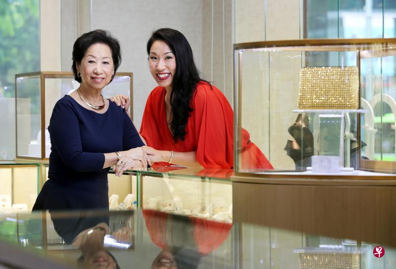 宝兴珠宝代总裁庄惠裳（左）和第三代管理成员、庄惠裳的女儿萧淑雯。