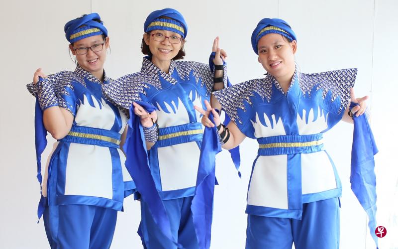 辜丽娜(中)今年和女儿曾靖婷(右)和靖雯一起参加国庆庆典表演。她们都异口同声说,对于没有舞蹈基础的她们,表演的挑战在于紧记舞步。(何家俊摄) 辜丽娜(中)今年和女儿曾靖婷(右)和靖雯一起参加国庆庆典表演。她们都异口同声说,对于没有舞蹈基础的她们,表演的挑战在于紧记舞步。(何家俊摄)