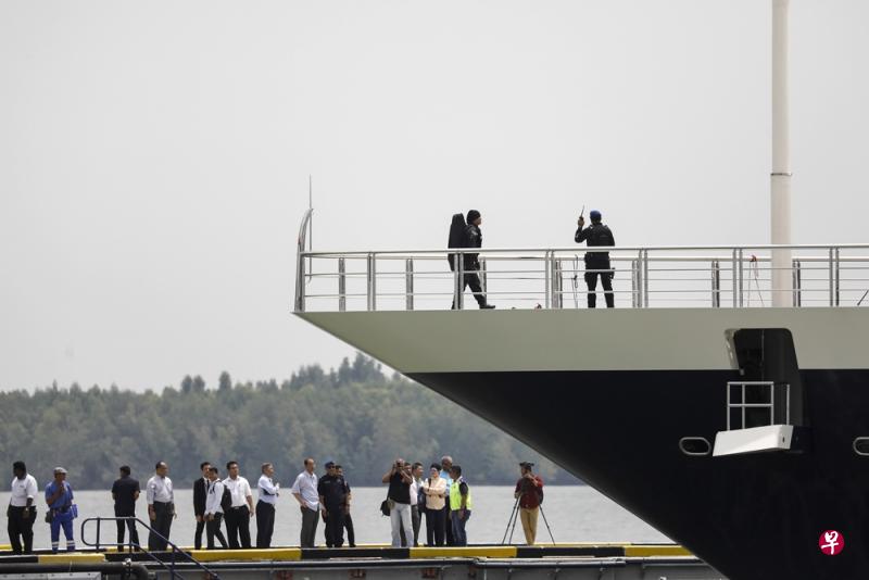 马哈迪今天率领多名内阁成员巡视“平静号”。(彭博社) 马哈迪今天率领多名内阁成员巡视“平静号”。(彭博社)