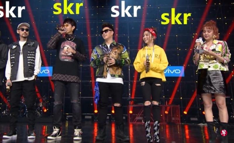 明星导师吴亦凡(左三)秀了新魔性用语“skr~skr~”称赞选手,掀起模仿潮。(互联网) 明星导师吴亦凡(左三)秀了新魔性用语“skr~skr~”称赞选手,掀起模仿潮。(互联网)