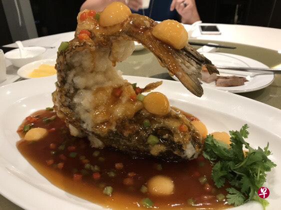 糖醋鲤鱼是鲁菜济南派系中的代表菜之一。（作者提供）