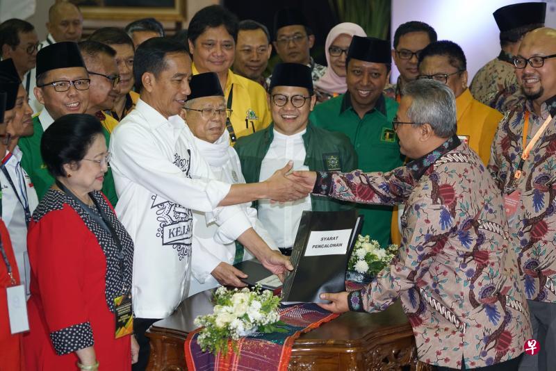 佐科(前排左二)与其搭档马洛夫(左三)在九个联盟政党领袖的陪同下,向选举委员会提呈竞选正副总统表格。前排左一为斗争派民主党党魁、前总统美嘉华蒂。(彭博社) 佐科(前排左二)与其搭档马洛夫(左三)在九个联盟政党领袖的陪同下,向选举委员会提呈竞选正副总统表格。前排左一为斗争派民主党党魁、前总统美嘉华蒂。(彭博社)