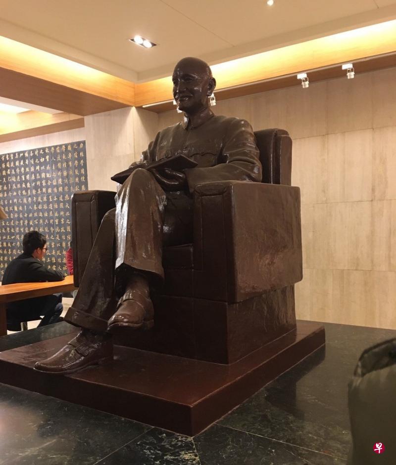 原本在中正图书馆内的蒋介石铜像。(互联网) 原本在中正图书馆内的蒋介石铜像。(互联网)