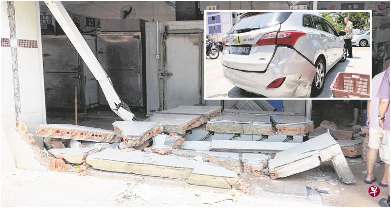 德士撞上勿洛巴刹外墙,墙壁碎成几块后塌下。(读者提供) 小图:肇事德士后方出现摩擦和撞凹的痕迹。(庄耿闻摄) 德士撞上勿洛巴刹外墙,墙壁碎成几块后塌下。(读者提供) 小图:肇事德士后方出现摩擦和撞凹的痕迹。(庄耿闻摄)