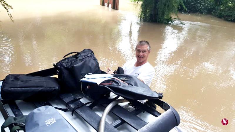 车子因突发性淹水被冲到树上,水 深达1.5米。(取自面簿) 车子因突发性淹水被冲到树上,水 深达1.5米。(取自面簿)