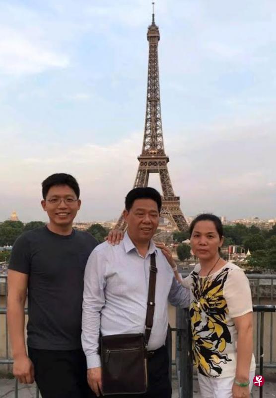 蓝楚汉(中)和妻子陈悦华及次子蓝越在巴黎铁塔留影。(受访者提供) 蓝楚汉(中)和妻子陈悦华及次子蓝越在巴黎铁塔留影。(受访者提供)
