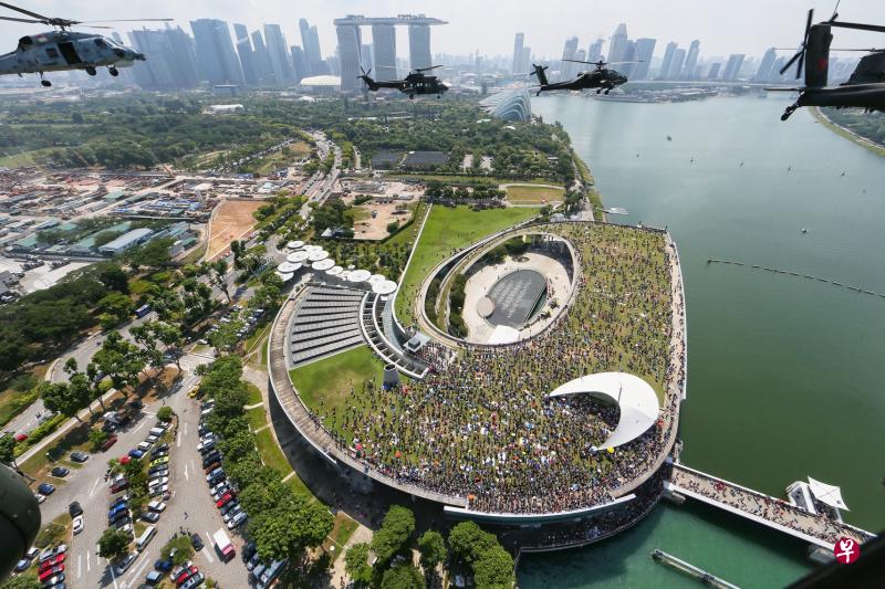 ▲发出轰隆巨响的各式军机,在艳阳高照下低空飞过,向滨海堤坝草场上的观众展示英姿。(何家俊摄) ▲发出轰隆巨响的各式军机,在艳阳高照下低空飞过,向滨海堤坝草场上的观众展示英姿。(何家俊摄)