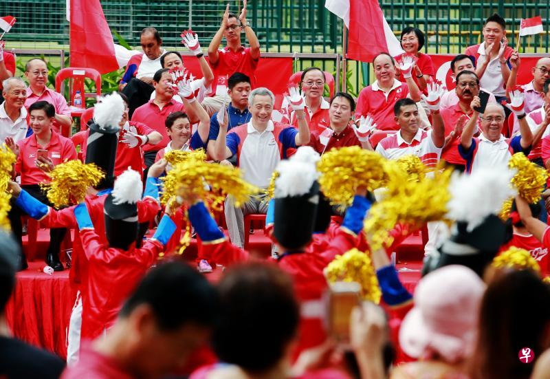 表演者全情参与,带动现场的欢愉气氛。李显龙总理(中)与其他嘉宾包括卫生部兼交通部高级政务部长蓝彬明医生(右三)、宏茂桥集选区议员杰乐·大卫(右二)也随着动感的音乐挥手。(唐家鸿摄) 表演者全情参与,带动现场的欢愉气氛。李显龙总理(中)与其他嘉宾包括卫生部兼交通部高级政务部长蓝彬明医生(右三)、宏茂桥集选区议员杰乐·大卫(右二)也随着动感的音乐挥手。(唐家鸿摄)