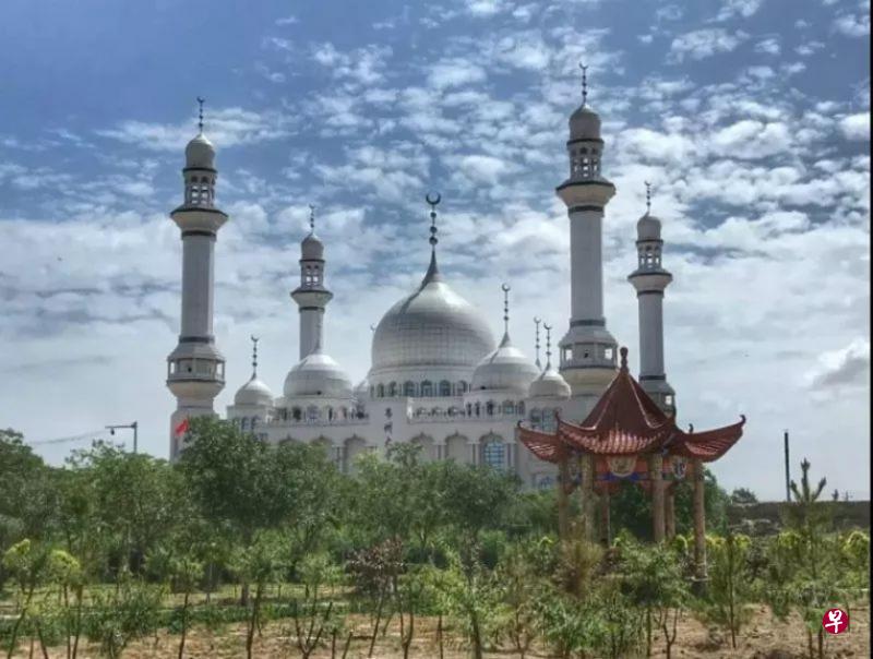 韦州清真大寺以中东风格建造,有九个洋葱头形状圆顶、伊斯兰特有的星月标志以及四座用于穆斯林祷告的尖塔。(互联网) 韦州清真大寺以中东风格建造,有九个洋葱头形状圆顶、伊斯兰特有的星月标志以及四座用于穆斯林祷告的尖塔。(互联网)