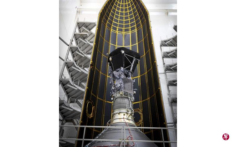 帕克太阳探测器同汽车一般大小、重约635千克。它最终将抵达距离太阳表面约610万公里的地方,成为有史以来最靠近太阳的航天器。它外部采用厚度约11.4厘米的碳复合材料防热罩,可抵御近1400摄氏度的高温,使探测器内部在保持约30摄氏度的环境下正常工作。(法新社) 帕克太阳探测器同汽车一般大小、重约635千克。它最终将抵达距离太阳表面约610万公里的地方,成为有史以来最靠近太阳的航天器。它外部采用厚度约11.4厘米的碳复合材料防热罩,可抵御近1400摄氏度的高温,使探测器内部在保持约30摄氏度的环境下正常工作。(法新社)