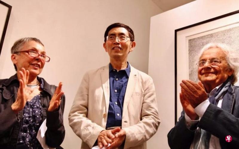 北岛(中)在他的巴黎画展开幕式上致辞。(作者提供) 北岛(中)在他的巴黎画展开幕式上致辞。(作者提供)