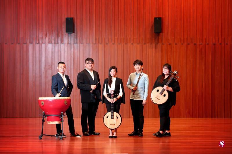 新加坡华乐团的巫崇玮(左起)、常乐、罗彩霞、李浚诚与许民慧。 新加坡华乐团的巫崇玮(左起)、常乐、罗彩霞、李浚诚与许民慧。