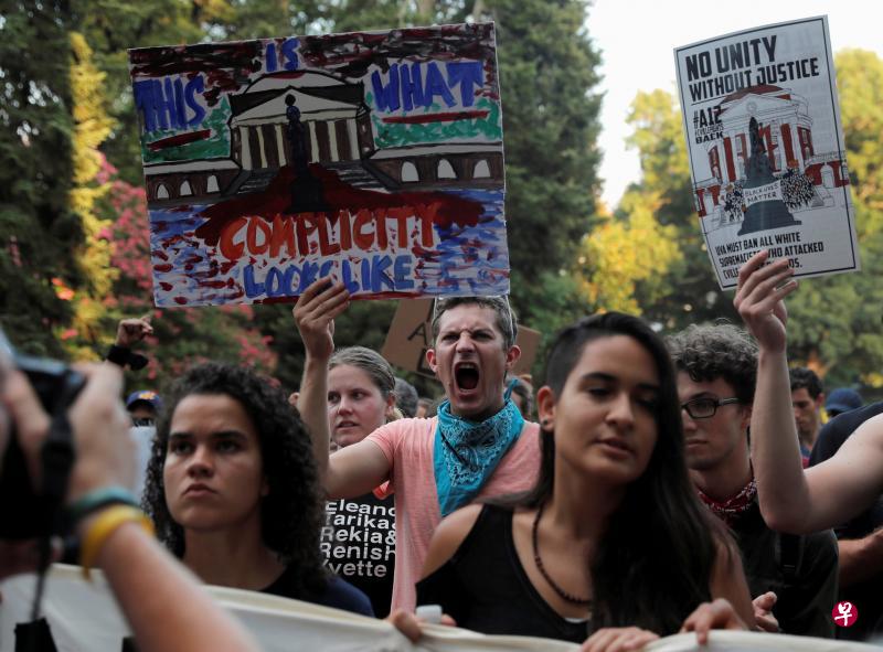 在夏洛茨维尔骚乱一周年前夕,反种族主义民众在弗吉尼亚大学集合,抗议白人至上主义者的暴力行为。(路透社) 在夏洛茨维尔骚乱一周年前夕,反种族主义民众在弗吉尼亚大学集合,抗议白人至上主义者的暴力行为。(路透社)