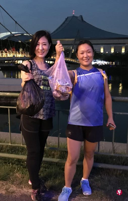 武镜镟(左)参加徒步捡垃圾,既看到了烟火,也为环保做了贡献,感觉收获特大。右为其队友。 武镜镟(左)参加徒步捡垃圾,既看到了烟火,也为环保做了贡献,感觉收获特大。右为其队友。