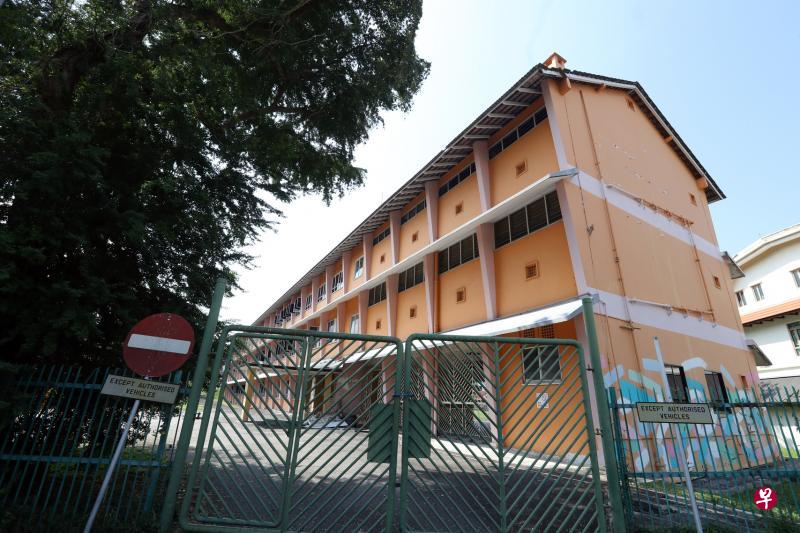 位于拉莎街(La Salle Street)的前实乞纳小学校舍目前空置,但即将会有社会服务机构入驻。往后,类似的空置旧校舍有望被发展为提供辅助生活服务的“退休村”。(饶进礼摄) 位于拉莎街(La Salle Street)的前实乞纳小学校舍目前空置,但即将会有社会服务机构入驻。往后,类似的空置旧校舍有望被发展为提供辅助生活服务的“退休村”。(饶进礼摄)