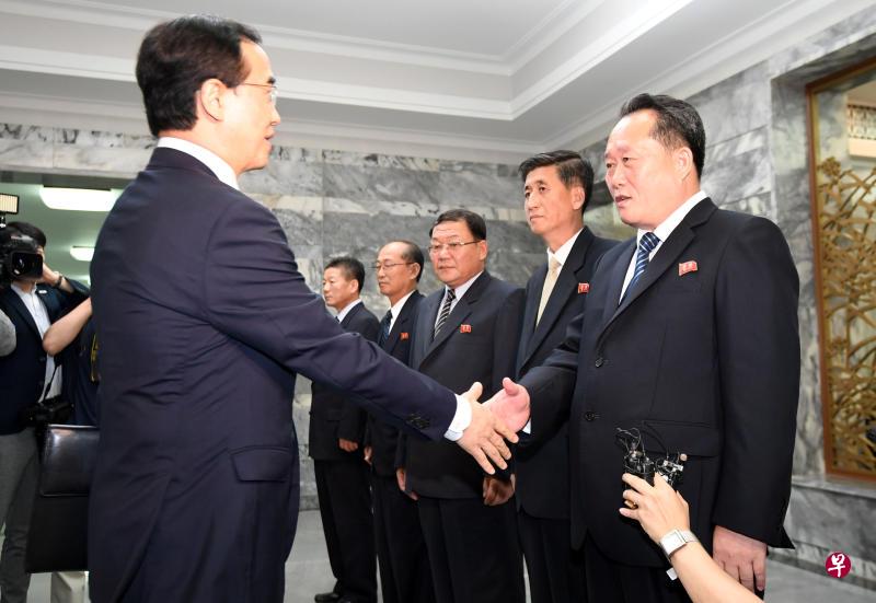 赵明均(左)与李善权在会前握手问好。(路透社) 赵明均(左)与李善权在会前握手问好。(路透社)