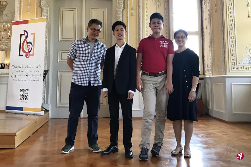 陈家恩(左二)到德国演出,全家一同飞去支持。(受访者提供) 陈家恩(左二)到德国演出,全家一同飞去支持。(受访者提供)