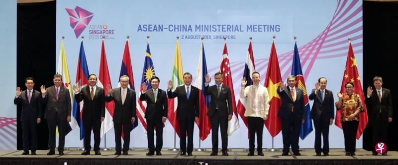 第51届亚细安外交部长会议及系列会议本月初举行,我国外长维文医生(右六)在亚细安—中国外长会议上宣布,亚细安成员国和中国经过积极磋商,达成了《南中国海行为准则》的单一磋商文本草案。(陈渊庄摄) 第51届亚细安外交部长会议及系列会议本月初举行,我国外长维文医生(右六)在亚细安—中国外长会议上宣布,亚细安成员国和中国经过积极磋商,达成了《南中国海行为准则》的单一磋商文本草案。(陈渊庄摄)