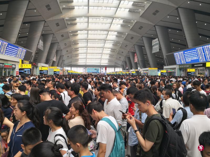 北京南站多趟高铁列车发生罕见大停运和晚点,大批旅客滞留在候车大厅。(张汐莹摄) 北京南站多趟高铁列车发生罕见大停运和晚点,大批旅客滞留在候车大厅。(张汐莹摄)