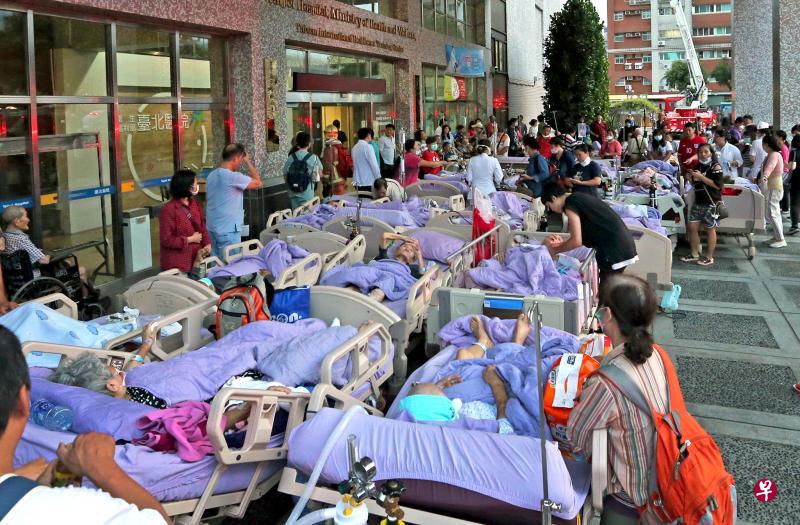 火患发生后,医院人员急忙将无法自理和行动的病患抬出,并疏散至地面层。(中国时报) 火患发生后,医院人员急忙将无法自理和行动的病患抬出,并疏散至地面层。(中国时报)