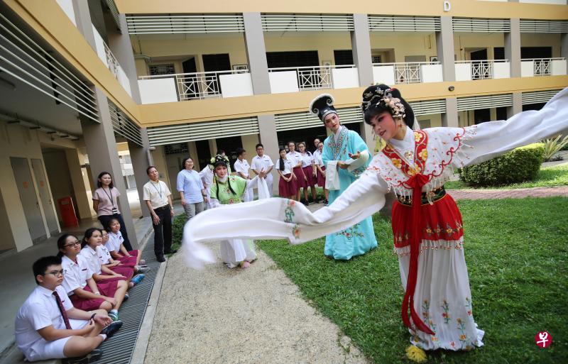 武中青春版黄梅戏《四季歌—白蛇》的学生演员为参与讨论课的同学再次演绎剧情。(梁麒麟摄) 武中青春版黄梅戏《四季歌—白蛇》的学生演员为参与讨论课的同学再次演绎剧情。(梁麒麟摄)