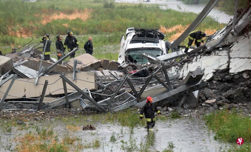 许多车辆随着断桥坠落,其中一些几乎被压扁。(法新社) 许多车辆随着断桥坠落,其中一些几乎被压扁。(法新社)