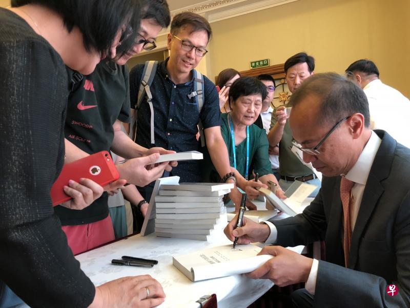 新加坡前外交部长杨荣文在《榕树下的沉思》中国版发布会结束后,为出席活动的读者签名。(杨丹旭摄) 新加坡前外交部长杨荣文在《榕树下的沉思》中国版发布会结束后,为出席活动的读者签名。(杨丹旭摄)