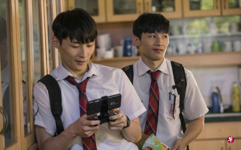 汤君耀(左)与汤君慈在《大师兄》演学生。(邵氏提供) 汤君耀(左)与汤君慈在《大师兄》演学生。(邵氏提供)