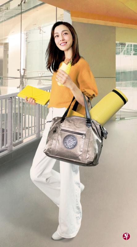 范玮琪拎着Art Organized Taupe手提肩背包穿梭于忙碌生活。(商家提供) 范玮琪拎着Art Organized Taupe手提肩背包穿梭于忙碌生活。(商家提供)