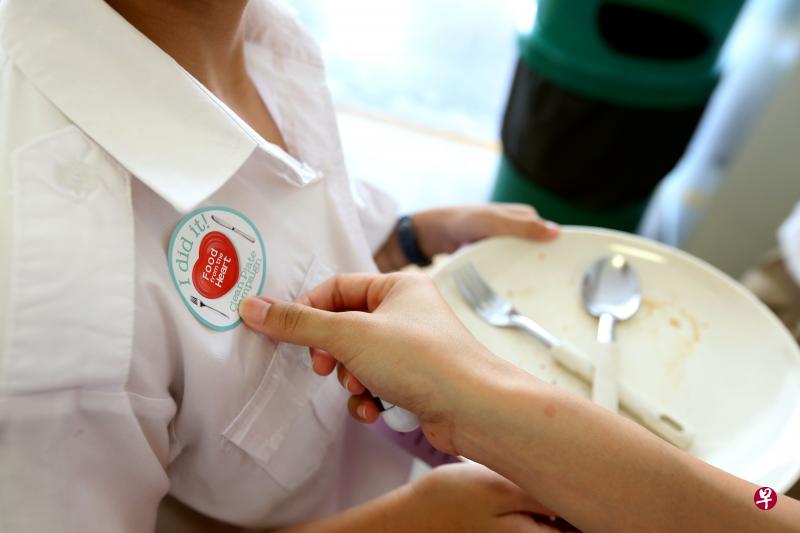 “爱心慈善”首次在光华学校展开空盘零剩食运动,鼓励学生把餐盘上的食物吃完。(严宣融摄) “爱心慈善”首次在光华学校展开空盘零剩食运动,鼓励学生把餐盘上的食物吃完。(严宣融摄)