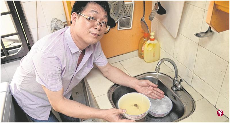 叶瑞开前天早上发现厨房水槽的自来水变“黄泥水”,吓得他不敢饮用。(潘丰源/摄影) 叶瑞开前天早上发现厨房水槽的自来水变“黄泥水”,吓得他不敢饮用。(潘丰源/摄影)