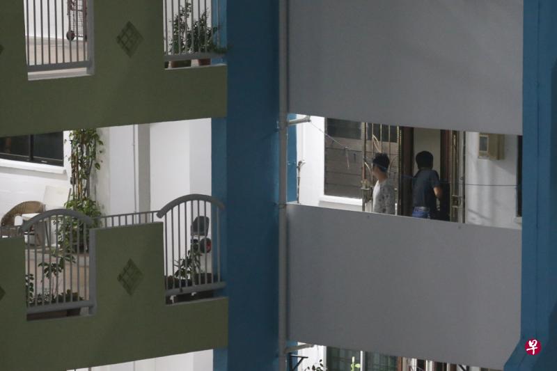 两名陌生男子进入组屋单位后,结伴离开。(邬福樑摄) 两名陌生男子进入组屋单位后,结伴离开。(邬福樑摄)