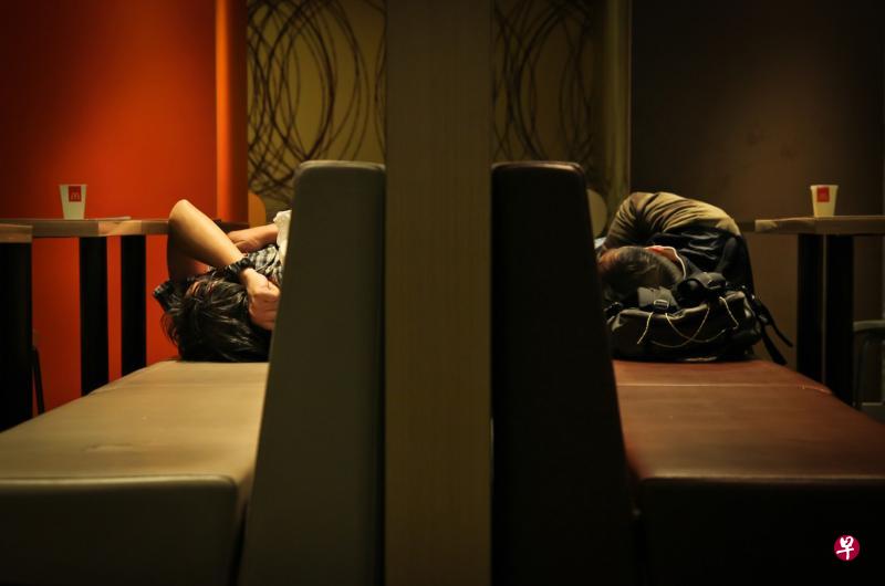 ‘麦难民’凌晨时分‘回到’麦当劳角落睡觉,清早五六时离开。(档案照片) ‘麦难民’凌晨时分‘回到’麦当劳角落睡觉,清早五六时离开。(档案照片)