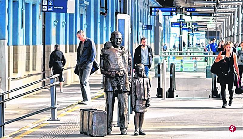 布拉格中央火车站“温顿儿童”事件雕塑。(互联网) 布拉格中央火车站“温顿儿童”事件雕塑。(互联网)