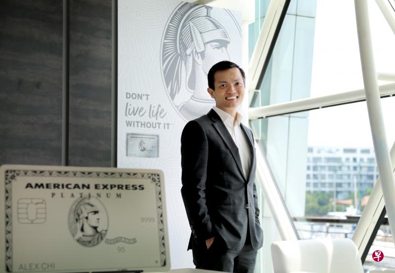 美国运通新加坡总经理何逸炜,希望旗下的金属设计卡片都能够伴随每一名会员人生不同的阶段。(严宣融摄) 美国运通新加坡总经理何逸炜,希望旗下的金属设计卡片都能够伴随每一名会员人生不同的阶段。(严宣融摄)