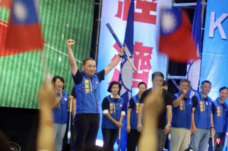 国民党新北市长参选人侯友宜(前排左一)人气最旺,在全代会上一现身,立即引起全场上千名党代表的热烈欢呼与喝彩,气势可见一斑。(侯友宜竞选办公室提供) 国民党新北市长参选人侯友宜(前排左一)人气最旺,在全代会上一现身,立即引起全场上千名党代表的热烈欢呼与喝彩,气势可见一斑。(侯友宜竞选办公室提供)