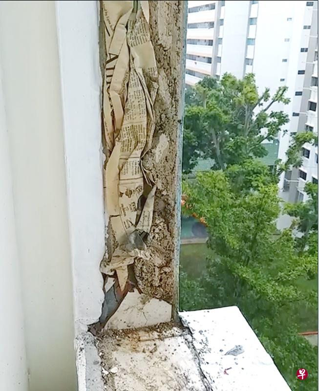 淡滨尼一户居民在更换窗架时发现阳台窗架墙中塞满旧报纸。(取自面簿) 淡滨尼一户居民在更换窗架时发现阳台窗架墙中塞满旧报纸。(取自面簿)