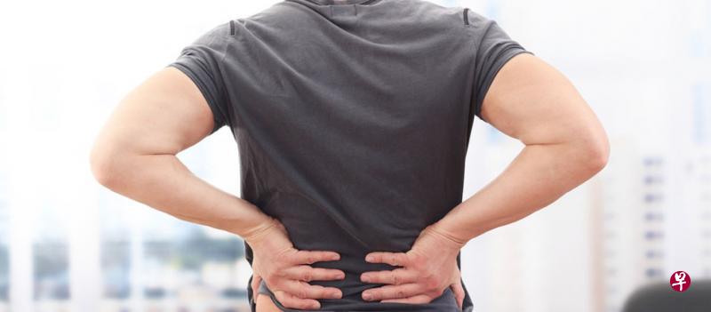 身体结构性因素以及不健康体态如耸肩、驼背的影响,都会导致不同程度的脊柱变形。(互联网) 身体结构性因素以及不健康体态如耸肩、驼背的影响,都会导致不同程度的脊柱变形。(互联网)