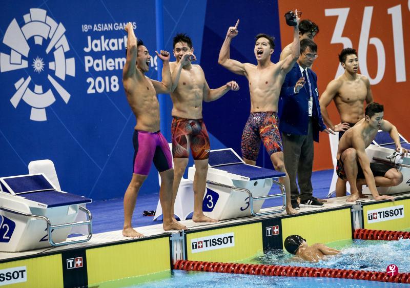 在负责最后一棒的陈永进触壁后,新加坡队的另三名泳手柯正文(左起)、约瑟林和杨凯全兴奋地庆祝夺得铜牌。(叶振忠摄) 在负责最后一棒的陈永进触壁后,新加坡队的另三名泳手柯正文(左起)、约瑟林和杨凯全兴奋地庆祝夺得铜牌。(叶振忠摄)