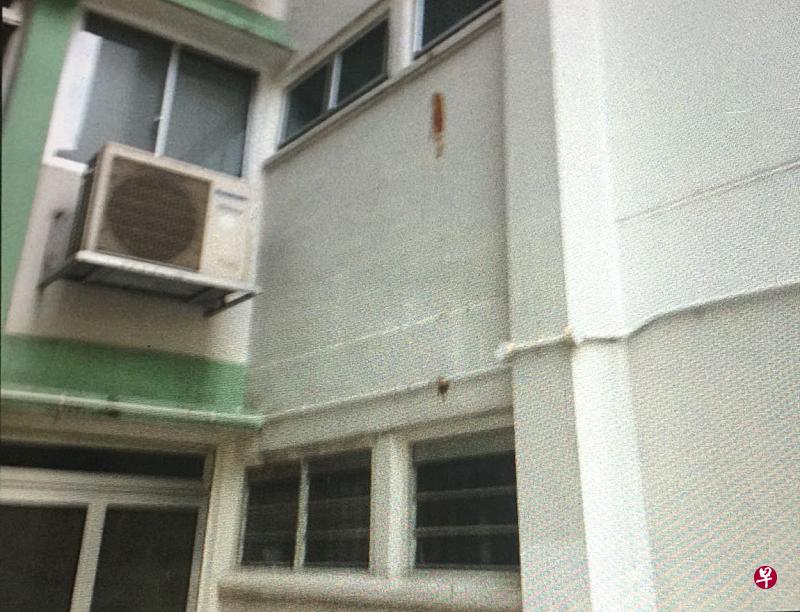 粪便落在地面上,也沾染到外墙及空调。(受访者提供) 粪便落在地面上,也沾染到外墙及空调。(受访者提供)